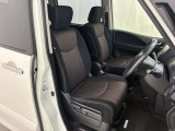 運転席と助手席です。クリーニング専門のスタッフにより隅々まできれいに仕上げております。乗り出しから気持ちよくお使いいただけます。