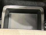 助手席の下に濡れた物でも入れられる便利な収納ボックス付!!
