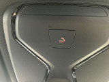 【SOSコール】車両の通信システムにより、SOSコールを発信することが可能です。また、エアバックの開くような大きな事故の場合は自動で通信を開始します。もしもの時にも安心です。
