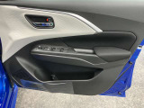 【運転席ドア】ドリンクホルダーと収納ポケットがあります。