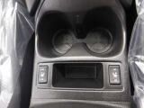 運転席と助手席の間にドリンクホルダーがあるのでとても便利です。シートヒーター付きです。