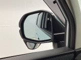 【サイドアンダーミラー】助手席側ドアミラーの下部についております。停車時・発進時などに車両左側の死角になった部分を確認するときに役立ちます。