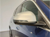 BMWのミラーは車種によって異なりますがレーンチェンジウォーニングが装備されております。詳しくは当店スタッフまでお問い合わせくださいませ。