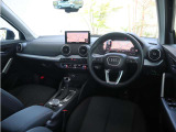 内装はシンプルに使い勝手を考え作られています。お車を運転する感覚をダイレクトに体感して頂けます。室内も広くロングドライブにも快適にお過ごしいただけます。