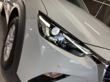 LEDヘッドライト装備!明るい白色光で夜間走行時の高い視認性を確保し、LEDならではの省電力化で低燃費にも貢献しています。