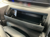 【インパネアッパーボックス】サッと取り出せてサッとしまえる、運転席の目の前にはボックスが装備されております!薄型のボックスティッシュなど収納可能☆