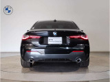 BMWのテールランプはプレスラインへと続く形状のため、統一感のある綺麗なラインを演出しております。