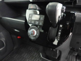 【オートエアコン】一度お好みの温度に設定すれば、車内の温度を検知し風量や温度を自動で調整。暑い&hellip;寒い&hellip;と何度もスイッチ操作をする必要はありません。快適な車内空間には必須の機能ですね