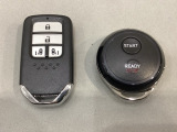 スマートキー付きですからドアロックの開閉およびエンジンスタートが楽々です。電動スライドドアの開け閉めもボタンで操作できます。加えて、純正リモコンエンジンスターター用の操作キーもついています。