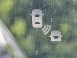 斜め後ろの死角にいる車両の存在を光って知らせてくれる機能です。車線変更時の安全運転をスマートにサポートいたします。
