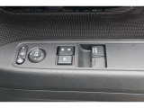 【運転席内ドア 】ミラー操作やウィンドウ開閉スイッチはドライバー目線で配置され、快適な操作性を実現!