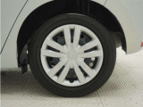 ◆純正ホイール装着車◆シンプルなデザインのホイールキャップ付きです。