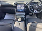 上質な素材で丁寧に造り込まれたスポーティーなインテリア。いつまでも運転していたくなるような居心地の良さを味わう事ができます。