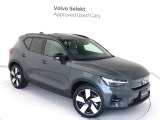 Volvo Cars appで車にリモートアクセスして、空調機能の操作や車の施錠・開錠、ソフトウェア更新などが可能です。エアコンやシートヒーターを操作して、出発前に車内を快適な温度に整えられます。