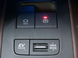 「HOLD」スイッチを押すと、信号待ち等、停車した際にブレーキを保持してくれます。