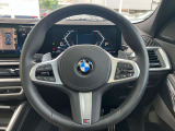 【ハンドル】ドライバーとBMW車の一体感がダイレクトに伝わるステアリングホイール。形状・太さへの拘りに加えて、操作性を高める為にスイッチ類も配置。クイックかつ安定のドライビングを体感下さい!