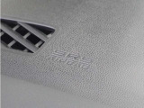 ◆助手席エアバッグ◆SRSエアバッグは、シートベルトだけでは防ぎきれない衝突時の衝撃から乗員を守るための安全装置。衝突時に瞬時に膨らみ、頭部や胸部がダッシュボードに直接衝突するのを防ぎます。