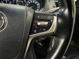 ステアリングスイッチ付きで、運転中に視線を前に向けたまま操作できます。