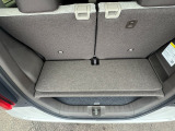 4人乗車で十分なトランクスペースを確保しています。