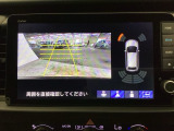 バックギアに入れますとご覧のような画像に自動的に切り替わります。車庫入れ時に役立ちます。