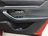 運転席のドアトリムデザインとパワーウィンドウスイッチ