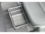 便利なシート下収納BOX。