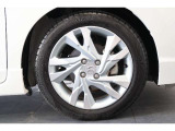 純正のアルミホイールが足元を飾ります!タイヤサイズは185/55R16を装備しております!!