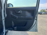 運転席ドアの内張です!使用感が少なくきれいな状態です!ドリンクホルダーや収納も備わっています!