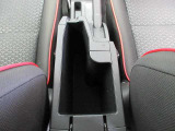 アームレストを開けると、収納スペースとしてお使いいただけます!ものが多くなりがちな車内も、隠す収納で生活感をリセット♪