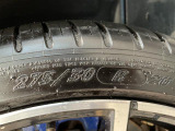 純正20インチアルミホイール。リアは275/30R20