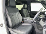高いホールド性で運転姿勢が安定します。長距離ドライブでも疲れにくいのが魅力です。快適なドライビングライフをお送りください♪