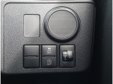 運転席の右側には様々な機能のスイッチが並べられています。