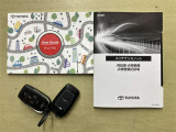 メンテナンスノートおよび備え付けのカギの画像になります。これまでの点検・整備履歴が確認できるメンテナンスノートが揃っており、車両の管理状況が分かりやすくなっています。