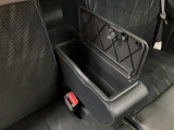 ベンチシート形状で足元も含め広々ゆったり座っていただけます。運転席側に装備してますセンターコンソールボックスを利用頂くとセパレートしてリラックス、ベンチにして開放的に2タイプお好みに合わせ使えます。