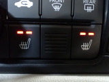体を直接温めてくれるシートヒーターが装備されています。暖かくなるまでの時間も早いので寒い朝でも苦になりません。