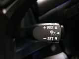 【クルーズコントロール】高速道路などを一定の速度で走行したいとき、スイッチ操作すれば、アクセルペダルを踏まなくても低速走行が可能になります。長時間の運転の疲れ軽減にもつながります。