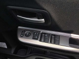 運転席側にはパワーウインドウや電動格納ミラーの操作スイッチを配置。運転席から手が届きやすく、快適に操作できます。