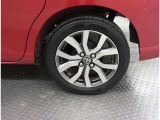 タイヤサイズは175/55R15になります。溝数は約4ミリです。