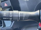 【オートワイパー(AUTO)】雨が降り出した時に、雨滴検出用センサー(レインセンサー)が雨滴を感知すると、自動でワイパーが動作します。