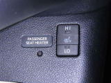 運転席と助手席にシートヒーターを装備しております。