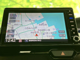 スムーズな移動をサポートするナビゲーションシステム。直感的なインターフェースで、運転に集中できます。快適なドライブを応援します。