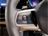 【アクティブクルーズコントロール】一定速度での巡航はもちろん、前方の車両との距離を一定に保ちながら自動で加減速を行います。BMWは車両停止までの制御が可能となりますので、渋滞時には大変嬉しい機能です。