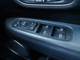 運転席のスイッチで全てのウィンドウの開閉操作を行うことができます。ロックボタンをONにしておくと、運転席以外のウィンドウは作動しないのでお子様を乗せているときなども安心ですね♪
