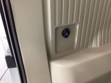 荷室にも【アクセサリーソケット(電源ソケット)】電源からケーブルをつなげば、スマートフォンなどの電子機器の充電などを行うことができます!ゲーム機器や、カメラの充電にも便利ですね。