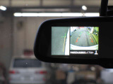 【アラウンドビューモニター】上空から見下ろしているかのような映像を映し出して、スムースな駐車をアシストします。