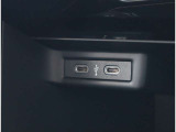 【USBポート】2口のUSBポートを装備。スマートフォンの充電やメディアプレイヤーの接続などに便利です。アップルカープレイ・アンドロイドオート対応。