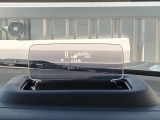 運転席前方に【ヘッドアップディスプレイ】を搭載。車速・シフト位置などの情報を表示。