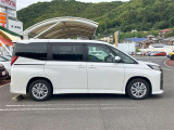 シートを外して室内をすみずみまで洗浄&消臭。ボディやタイヤはもちろん、エンジンルームまで洗浄しています。