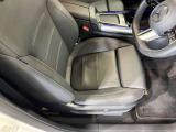 メルセデスのシートは、少し硬めに出来ておりますので、長時間の運転でも疲れにくく、安全にドライビングをお楽しみ頂けます
