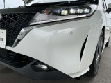 アダプティブLEDヘッドライトシステム&rArr;前方に他の車両がいる状況でも、周辺をハイビームで照射することで、夜間の視認性を高めます